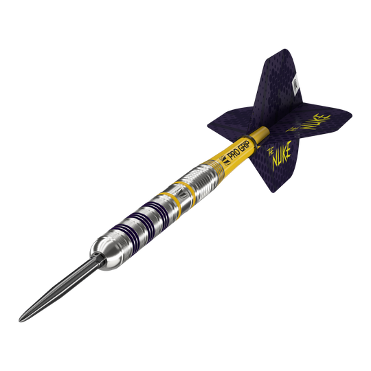 Target Luke Littler Loadout Swiss Point Steel Darts Der Bild zeigt einen Target Luke Littler Loadout Swiss Point Steeldart. Der Dartpfeil hat ein silbernes Barrel mit gelben und lila Akzenten sowie einem gelben Schaft und lila Flight, auf dem "The Nuke" steht.