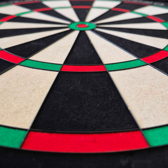 Unicorn Eclipse Ultra 2.0 steel dartboard Das Bild zeigt ein Unicorn Eclipse Ultra 2.0 Steeldartboard aus der Nähe. Die farbigen Felder in Rot, Grün, Schwarz und Weiß sind deutlich zu erkennen.