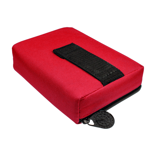 712_McDart_Tasche_Klein_Rot_3 Auf dem Bild ist ein kleines, rotes Etui mit schwarzem Reißverschluss zu sehen. Es handelt sich um das Produkt „McDart Tasche Klein“.
