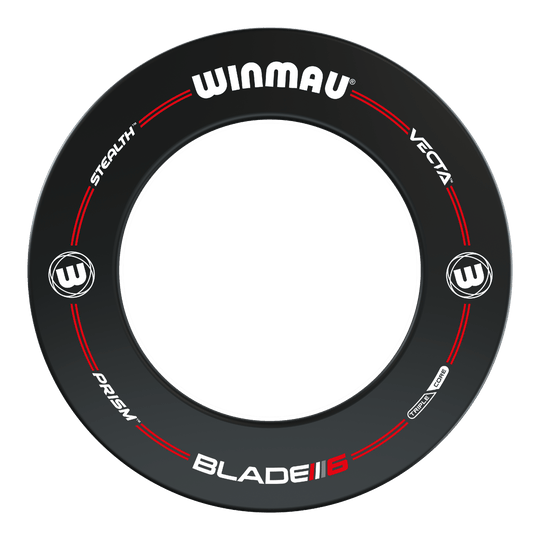 Winmau Pro-Line Blade 6 Dartboard Surround Das Bild zeigt das Produkt "Winmau Pro-Line Blade 6 Dartboard Surround". Es ist ein schwarzer Dartboard-Ring mit weißen und roten Akzenten sowie verschiedenen Markenlogos.