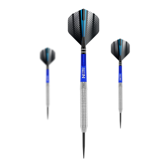 Red Dragon Razor Edge Original Steel Darts Das Bild zeigt drei Red Dragon Razor Edge Original Steeldarts mit einem Gewicht von 24g. Die Darts haben blaue Schäfte, silberne Griffbereiche und schwarze Flights mit einem Muster.