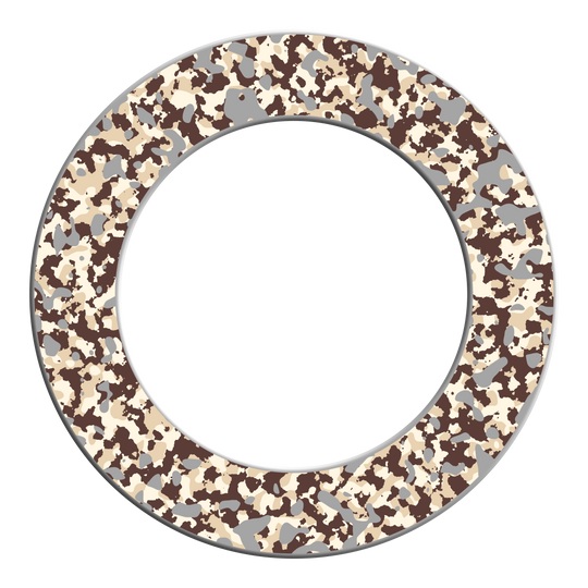 McDart Camo Dartboard Surround Zu sehen ist ein Dartboard-Surround mit Wüstencamouflage. Das Produkt ist rund und ideal zur Wandbefestigung beim Dartspielen.