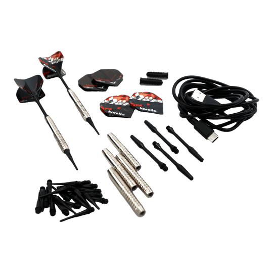 Karella CB-Smart Electronic Soft Dartboard Das Bild zeigt das Zubehörset der Karella CB-Smart Elektronischen Soft-Dartscheibe, darunter mehrere Dartpfeile, Ersatzspitzen, Flights und ein USB-Kabel. Die Einzelteile sind ordentlich auf einem hellen Hintergrund angeordnet.