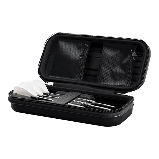 Target Takoma Stephen Bunting dart case Das Bild zeigt das Produkt "Target Takoma Stephen Bunting Dartcase". In dem geöffneten Etui befinden sich drei zusammengebaute Darts und kleine Netztaschen im Deckel.