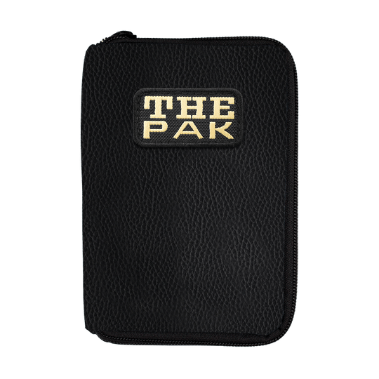 717TP_The_Pak_Leder_Edition_Darttasche_1 Die Abbildung zeigt die "The Pak Leder Edition Darttasche" in schwarzem Lederdesign. Auf der Vorderseite ist ein Aufnäher mit der Aufschrift "THE PAK" zu sehen.