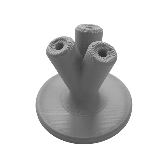 NYT Studio Compact Dart Holder Hier sieht man einen kompakten Dart-Halter in Grau. Dieses Zubehör ist praktisch für die Aufbewahrung von Darts.