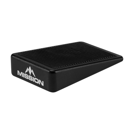 Mission Dartboard Wedges Spacers (Set of 8) Das Bild zeigt einen schwarzen Keil mit der Aufschrift "MISSION". Es handelt sich um einen Abstandshalter für Dartboards aus dem 8er-Set "Mission Dartboard Wedges Abstandshalter".
