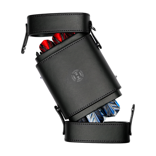 HRT-16396_Harrows_Prima_Dartcase_Black_1 Das Bild zeigt das Produkt "Harrows Prima Dartcase" in schwarzer Farbe. Aus dem Etui schauen einige Pfeile mit roten und blauen Flights heraus.