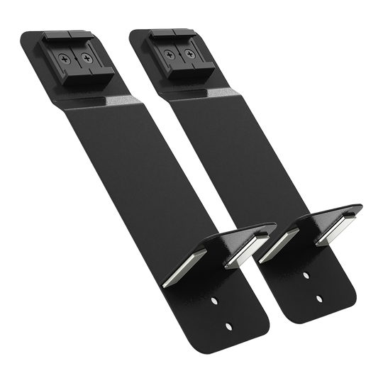 GranDarts Gran Eye Mag Mount attachment Das Bild zeigt zwei schwarze Metallhalterungen des Produkts "GranDarts GranEye Mag Mount Befestigung". Jede Halterung hat eine gebogene Kante und eine Befestigungsplatte mit Schraubenlöchern.