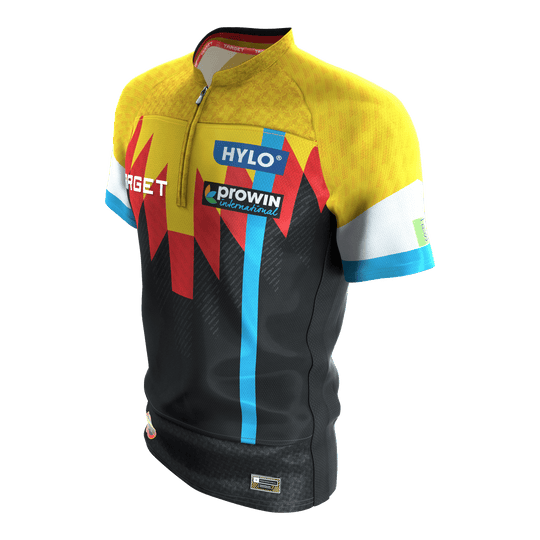 Target Gabriel Clemens dart shirt 2027 Das Bild stellt das Target Gabriel Clemens Dartshirt 2027 dar. Es eignet sich ideal für Dart-Fans und Spieler.