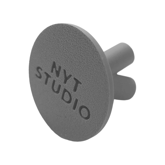 NYT Studio Compact Dart Holder Das Bild zeigt einen NYTStudio Compact Darthalter in Grau. Diese Darstellung wurde vom Dateinamen abgeleitet.