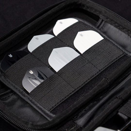 Target Takoma Luke Littler XL dart case Das Bild zeigt das „Target Takoma Bolide XL Dartcase“, das mehrere Dart-Flights in schwarzen und weißen Farben organisiert aufbewahrt. Die Flights sind sicher in elastischen Halterungen im Inneren des schwarzen Etuis verstaut.