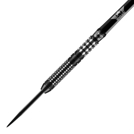 Bulls NL Luna Neoma steel darts Das Bild zeigt einen Bulls NL Luna Neoma Steeldart. Der Dartpfeil ist schwarz-silbern und hat ein feines, geriffeltes Griffdesign.