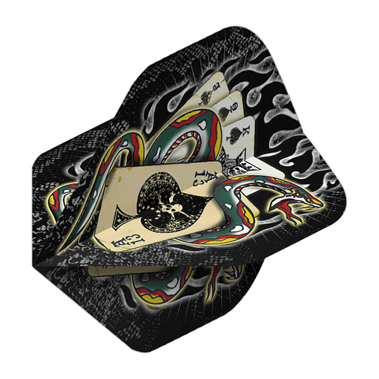 Alchemy Snake Of Spades No2 Standard Flights Das Bild zeigt die „Alchemy Snake Of Spades No2 Standard Flights“. Das Design zeigt eine bunte Schlange, die sich um Spielkarten windet, vor einem schwarzen Hintergrund mit Flammenmotiven.