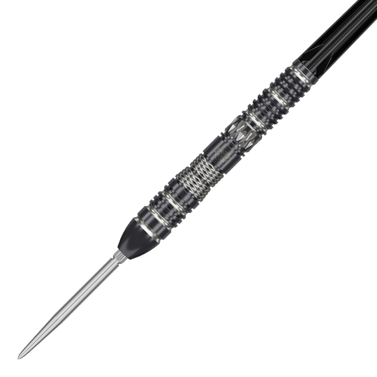 Target Black Marque Dragon 3 Swiss Point Steeldarts Das Bild zeigt einen hochwertigen Steeldart mit schwarzem und silbernem Design. Der Dart hat eine markante, strukturierte Griffzone und eine spitze Metallspitze.