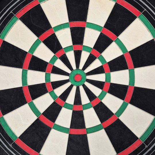 Harrows Quadro 240 steel dartboard Das Bild zeigt eine Nahaufnahme des Harrows Quadro 240 Steeldartboards. Das Dartboard ist in verschiedene Abschnitte in den Farben Schwarz, Weiß, Rot und Grün unterteilt.
