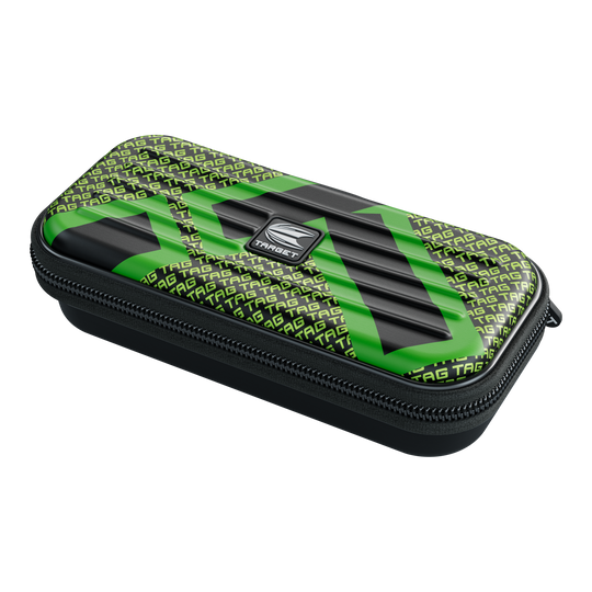 Target Takoma TAG Dartcase Das Bild zeigt ein rechteckiges Etui mit Reißverschluss, das vorwiegend schwarz und grün ist. Auf dem Etui steht mehrfach das Wort "TAG" und in der Mitte befindet sich ein silbernes "TARGET"-Logo.