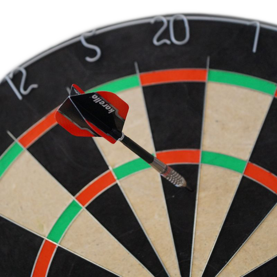 Karella Dartboard BullOut Set including 2 sets of steel darts Zu sehen ist das Karella Dartboard BullOut Set mit zwei Sätzen Steeldarts. Perfekt für Einsteiger und Fortgeschrittene.