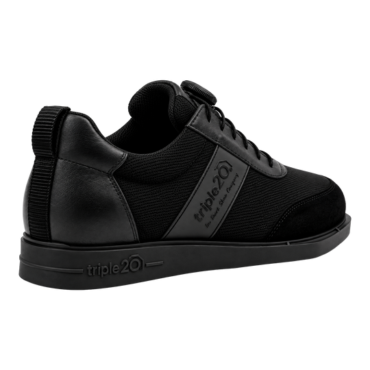Triple20 Dart Shoes Textile with Twist Closure - Black Das Bild zeigt die Triple20 Dartschuhe Textil mit Drehverschluss - Schwarz. Die Schuhe sind für den Dartsport gedacht.