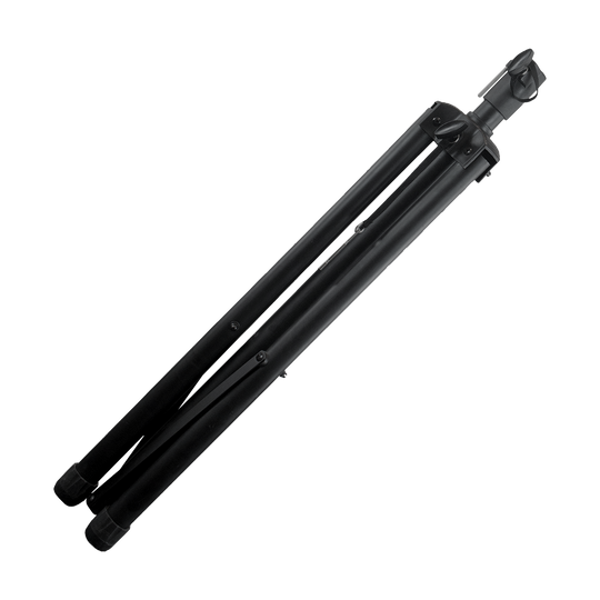 1702_McDart_Hybrid_2_Pro_Dartboardst-nder_6 Auf dem Bild ist ein zusammengeklappter, schwarzer Ständer zu sehen. Es handelt sich um den McDart Hybrid Pro Tripod Dartboardständer.