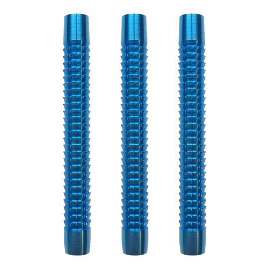 McDart Blue Sky soft dart barrels Das Bild zeigt drei blaue Softdart-Barrels der Marke McDart Blue Sky. Sie sind nebeneinander angeordnet und haben eine gerillte Oberfläche.