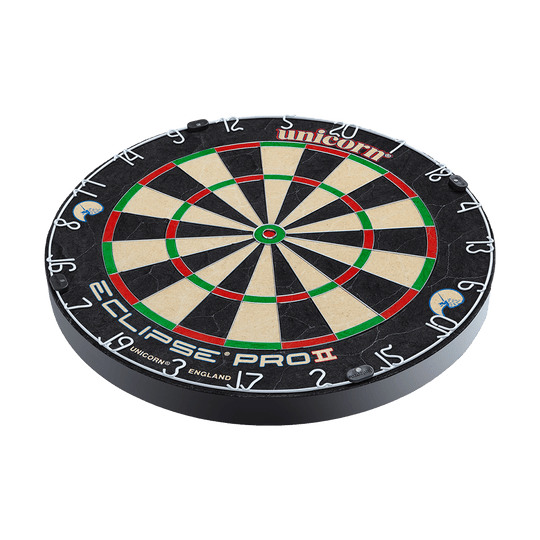 Unicorn Eclipse Pro 2 Dartboard Das Bild zeigt eine Unicorn Eclipse Pro 2 Dartscheibe. Die Dartscheibe hat ein klassisches Design mit schwarzen, beigen, roten und grünen Segmenten.
