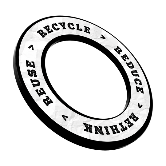 McDart Recycle Reduce Rethink Reuse Dartboard Surround Dieses Bild trägt den Dateinamen 'DBS-RRRR1_Surround_Recyle_Reuse_Reduce_Rethink_Schwarz_3'. Es zeigt vermutlich ein schwarzes Surround-Produkt mit Schwerpunkt auf Recycling und Nachhaltigkeit.