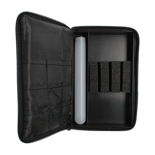 _The_Pak_Dartcase_OPEN_1ffX9CNekAQjcD Das Bild zeigt das Produkt "The Pak Dartcase - Leo Pak", ein schwarzes Etui mit Reißverschluss. Im Inneren befinden sich Fächer für Dartzubehör sowie eine durchsichtige Röhre zur Aufbewahrung.