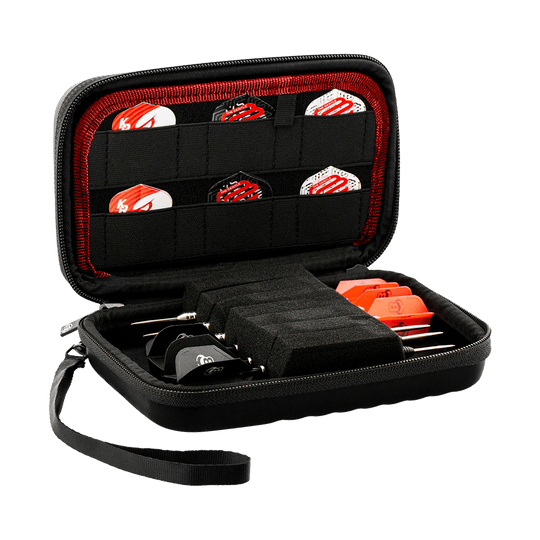 Bull's Orbis XL dart case Das Bild zeigt das Produkt "Bulls Orbis XL Dartcase", ein schwarzes Etui mit Reißverschluss und Trageschlaufe. Im Inneren sind mehrere Darts sowie Ersatzteile ordentlich in Fächern und elastischen Halterungen verstaut.