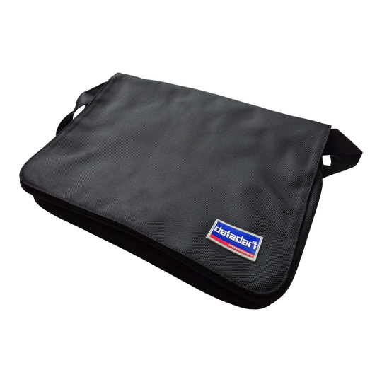 DataDart Team Dart Bag - Black Die Abbildung zeigt die schwarze DataDart Team Darttasche. Auf der Vorderseite befindet sich ein kleines DataDart-Logo.