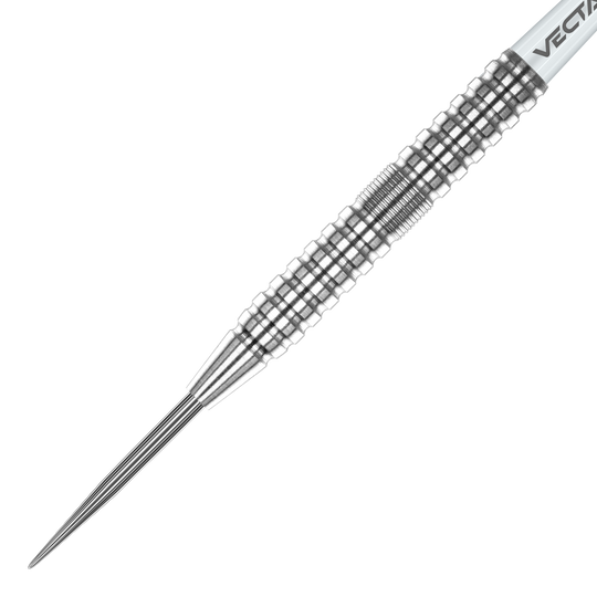 Winmau Willie OConnor Steel Darts - 23g Das Bild zeigt einen silbernen Winmau Willie OConnor Steeldart mit einem Gewicht von 23g. Der Dartpfeil hat eine strukturierte und geriffelte Oberfläche für besseren Halt.