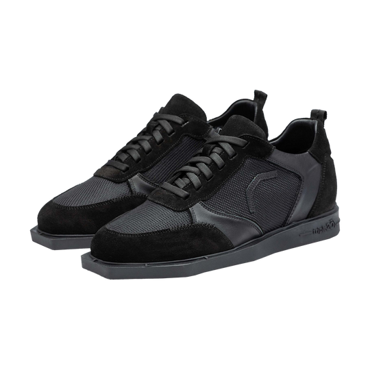 20200007-00_Triple20_Dartschuhe_Textil_Leder_Schwarz_1 Die Abbildung zeigt ein Paar schwarze Triple20 Dartschuhe aus Textil und Leder. Die Schuhe haben eine sportliche Form mit Schnürsenkeln und einer rutschfesten Sohle.