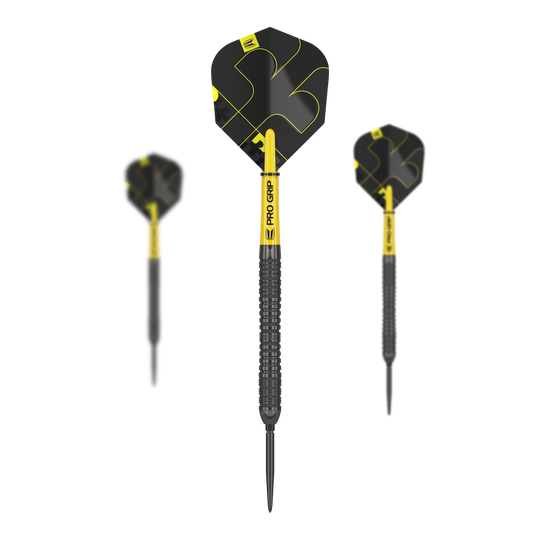 Target Bolide Void 04 Swiss Point steel darts Das Bild zeigt drei Steeldarts des Modells "Target Bolide Void 04 Swiss Point". Die Darts sind schwarz-gelb und haben ein modernes, markantes Design.