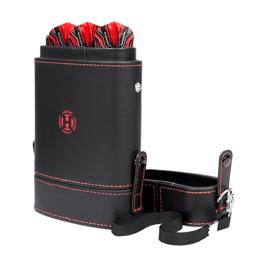 Das Bild zeigt das Harrows Prima Dartcase in Schwarz mit roter Naht. Im Etui befinden sich mehrere vollständig montierte Dartpfeile.
