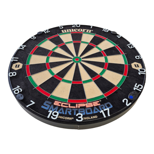 Unicorn Eclipse Smartboard steel dartboard Das Bild zeigt das Produkt "Unicorn Eclipse Smartboard Steeldartboard". Es ist eine runde Dartscheibe mit farbigen Segmenten und weißen Zahlen am Rand.