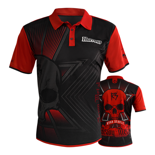 Harrow's Ryan Searle Heavy Metal Darts Shirt Das Bild zeigt das "Harrows Ryan Searle Heavy Metal Dartshirt" in Schwarz und Rot mit auffälligem Totenkopf-Design. Auf der Vorderseite steht "Harrows" und auf der Rückseite sind die Schriftzüge "Ryan Searle" und "Heavy Metal" zu sehen.