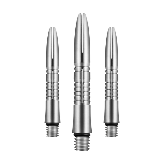 Shot Mako Titanium Shafts Auf dem Bild sind drei silberne Dartschäfte aus Titan zu sehen. Sie haben ein gerilltes Design und ein Schraubgewinde am unteren Ende.