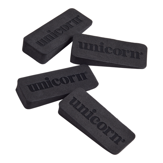 Unicorn dartboard wedges Auf dem Bild sind vier schwarze Keile mit dem Aufdruck "unicorn" zu sehen. Es handelt sich um Dartboard-Wedges, die zum Ausgleichen und Befestigen einer Dartscheibe verwendet werden.