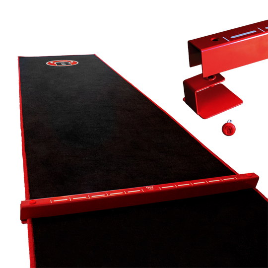67831_Bulls_Oky_System_Teppich_mit_Metall_Oche_O66_3 Das Bild zeigt das Bulls Oky System SET, bestehend aus einem schwarzen Teppich mit rotem Rand und einer roten Metall Oche. Es wird für das Dartspiel genutzt, um den Abwurflinie klar zu markieren.