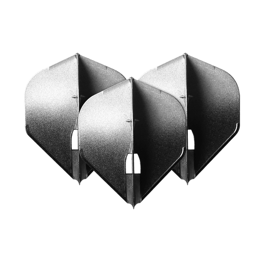 L-Style Two Tone L1PRO Flights Auf dem Bild sind drei silberfarbene Dart-Flights in Pfeilform zu sehen. Die Flights stehen dicht nebeneinander und haben einen metallischen Glanz.