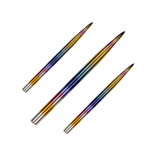 BU57615_BullsNL_Rainbow_Steeldartspitzen_38mm_1 Das Bild zeigt drei bunte Steeldartspitzen, die nebeneinander liegen. Die Spitzen schimmern in verschiedenen Regenbogenfarben auf einem passenden Hintergrund.