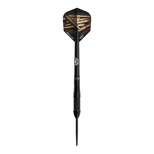 Bulls NL Caliber Black steel darts Der Bulls NL Caliber Black Steeldart ist ein eleganter, schwarzer Steeldartpfeil. Die Flights zeigen ein Motiv mit Patronenhülsen und das Bulls-Logo ist auf dem Schaft zu sehen.