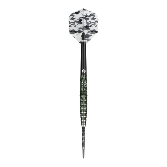 Shot Camo Ghillie Turbo Point Steeldarts 23g sind moderne Dartpfeile mit Tarndesign. Drei Dartpfeile liegen nebeneinander.