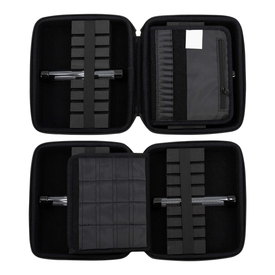 GOAT Locker XXL Dart Wallet Das Bild zeigt das geöffnete GOAT Locker XXL Dartwallet mit mehreren Fächern und Halterungen für Dartzubehör. Die Darttasche ist schwarz und bietet viel Platz zur sicheren Aufbewahrung.