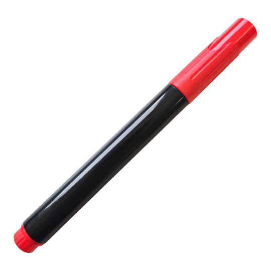 Auf dem Bild ist ein schwarzer Whiteboard-Marker mit roter Kappe zu sehen. Der Marker liegt schräg auf schwarzem Hintergrund.
