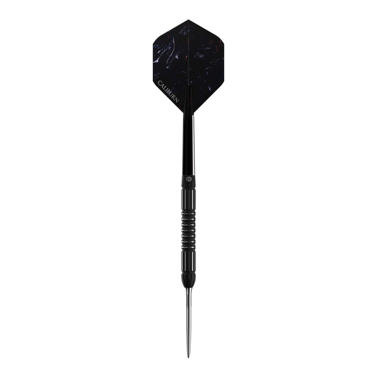 Caliburn Sword S2 steel darts Das Bild zeigt einen Caliburn Sword S2 Steeldart. Der Dart ist schlank und schwarz mit einer spitzen Metallspitze und dunklem Flight.