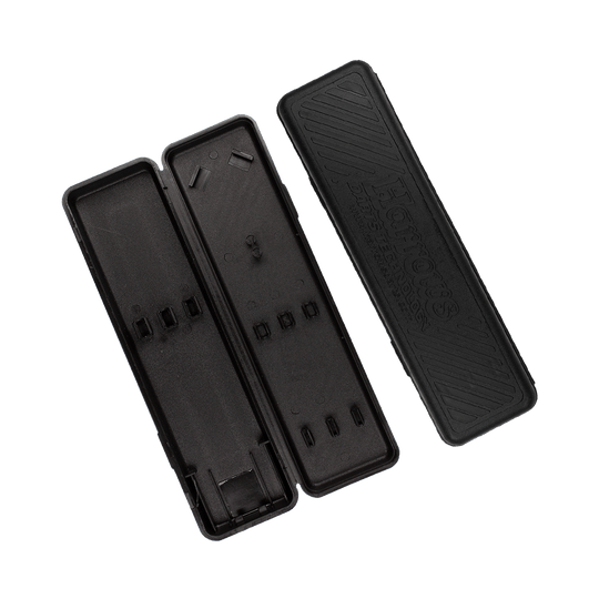 Harrows_Plastikboxr8yY366U8HXaa Das Bild zeigt eine schwarze Kunststoffbox, die geöffnet ist. Auf dem Deckel steht das Logo "Harrows Darts Technology".