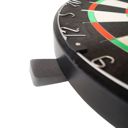 Karella Dartboard BullOut Set including 2 sets of steel darts Hier ist das Karella Dartboard BullOut Set mit zwei Sätzen Steeldarts abgebildet. Das Set eignet sich für Dartspieler aller Erfahrungsstufen.