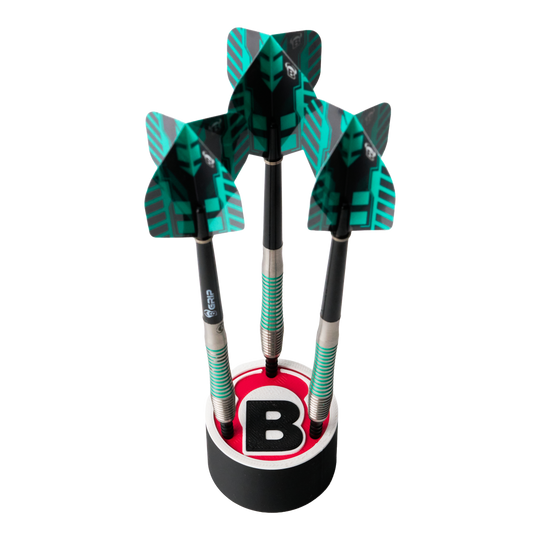 Bulls Dart Holder Logo Round Das Bild zeigt drei Darts, die in einem runden Halter mit dem Bulls-Logo stehen. Die Flights der Darts sind schwarz und grün gemustert.