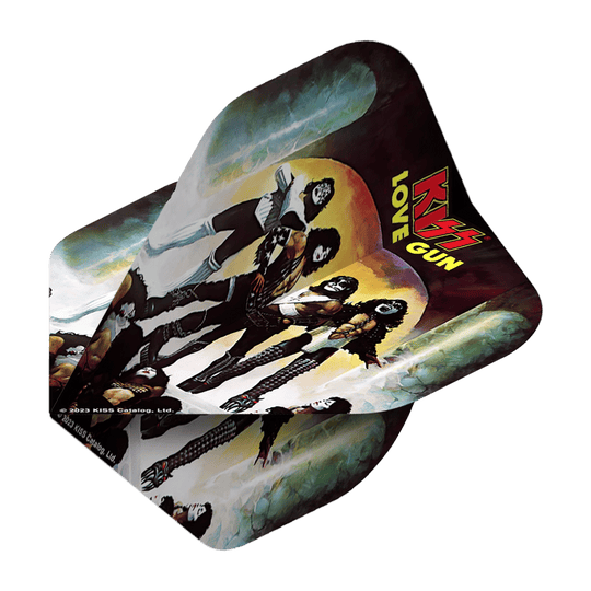Mission Kiss Love Gun No2 Standard Flights Das Bild zeigt einen Dartflight mit einem Motiv der Band KISS und der Aufschrift "Love Gun". Das Design ist farbenfroh und zeigt die Mitglieder der Band in fantasievollen Kostümen.